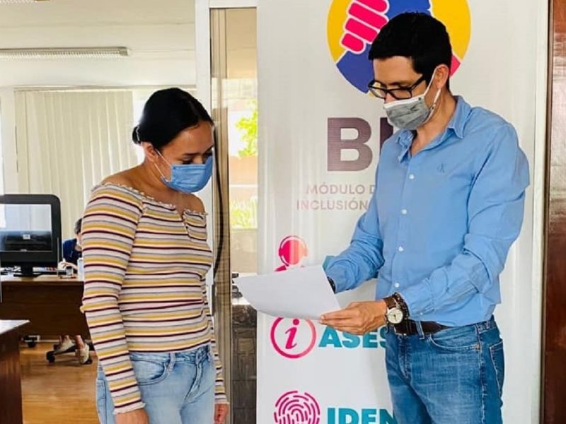 Uno de los servicios que ofrece la Secretaría del Migrante en Michoacán es la documentación a migrantes retornados.