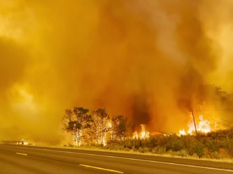 Uno de los incendios que están arrasando el norte de California.