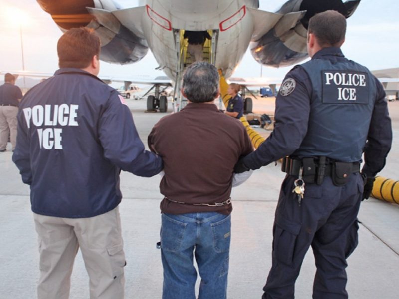 Corte federal bloquea nuevas reglas de ICE que limitaban las deportaciones.