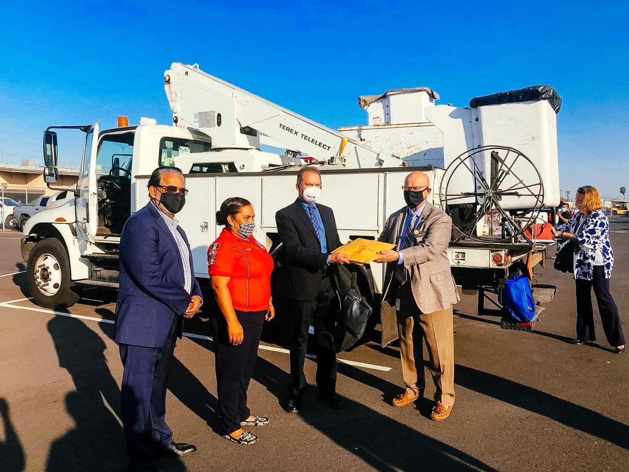 Yesenia Rojas junto con funcionaros de Pénjamo en la entrega de camiones para la comunidad. | Foto: Facebook Pepe Martínez.