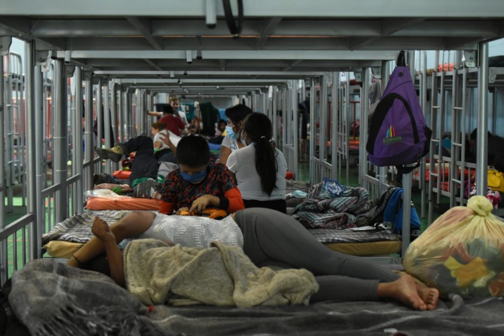 Gimnasio Kiki Romero, convertido en albergue para migrantes en Ciudad Juárez. | Foto: Rey R. Jauregui / La Verdad Juárez