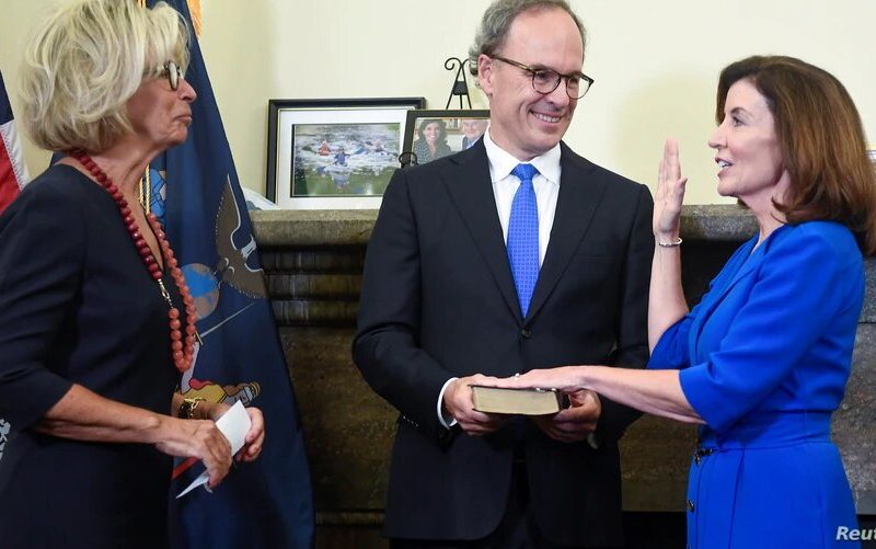 Kathy Hochul presta juramentación como gobernadora de Nueva York a la medianoche del martes 24 de agosto 2021.