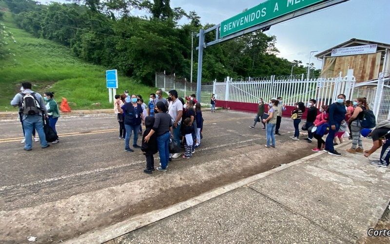 Migrantes deportados en El Ceibo, en la frontera entre Guatemala y México.