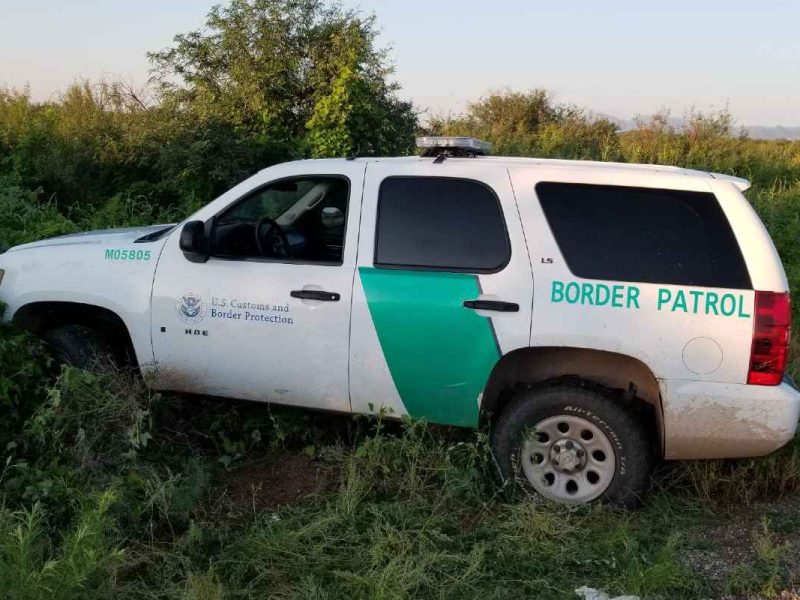Migrantes intentaron cruzar la frontera a bordo de una patrulla falsa del CBP