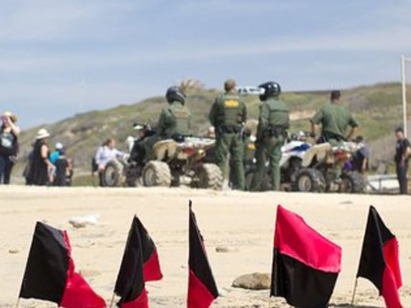 Bloquea Corte federal prohibición de Texas al transporte de migrantes.