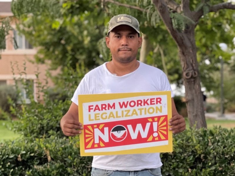 César es uno de los trabajadores esenciales que piden una reforma migratoria para seguir desempeñando su labor sin miedo a la deportación.