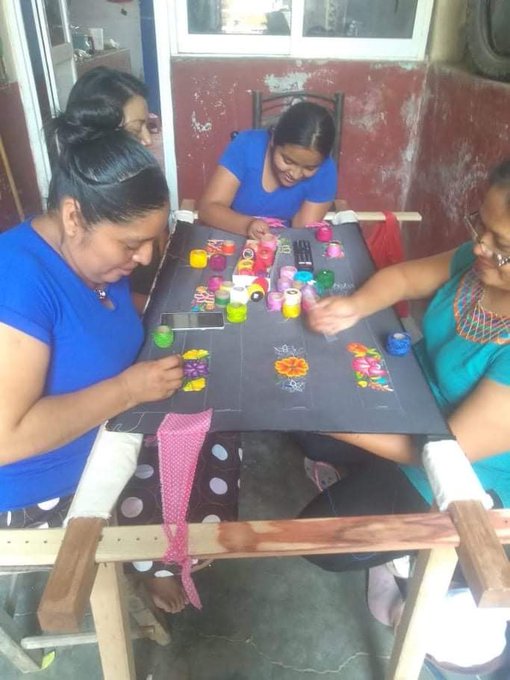 Creando sus artesanías. | Foto: Sirena Ramírez.