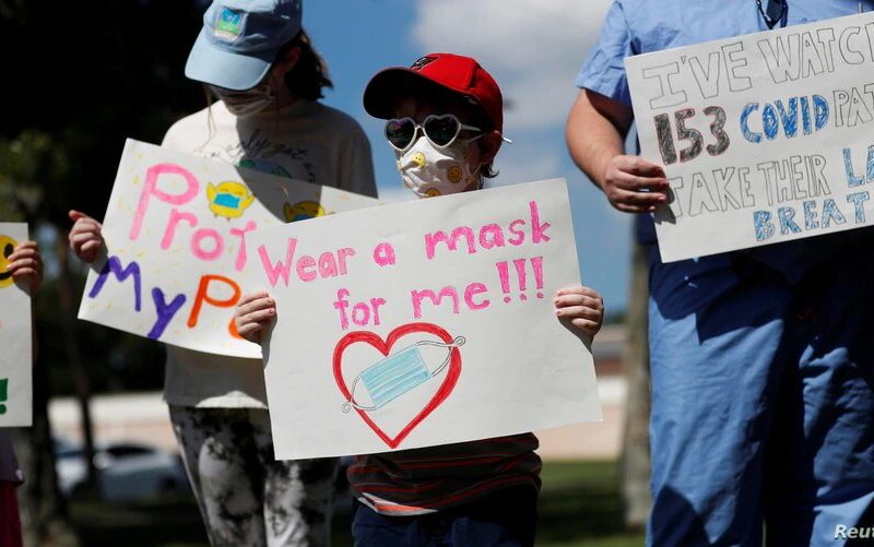 El uso de mascarillas en escuelas debería ser un asunto de salud y no de política.