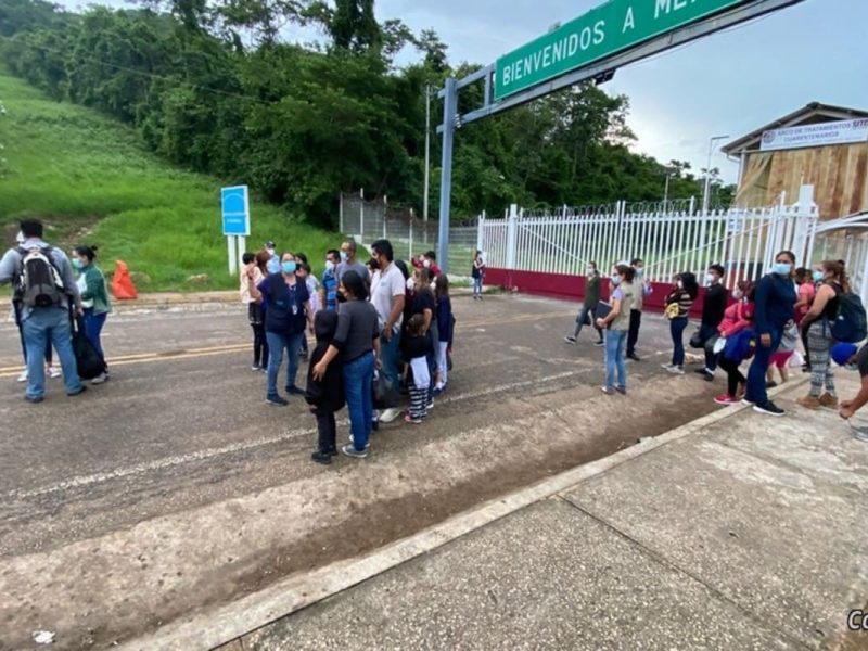 Quédate en México: Más de 20 mil solicitantes de asilo todavía esperan en México.