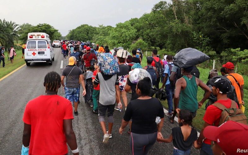 La primera caravana migrante salió de Tapachula, Chiapas, el domingo 28 de agosto. En la foto se observa a esta caravana caminando por la carretera el 29 de agosto de 2021.