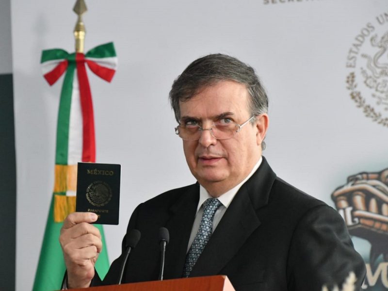 Marcelo Ebrard durante la inauguración de la nueva oficina para tramitar el pasaporte mexicano en Puebla capital.