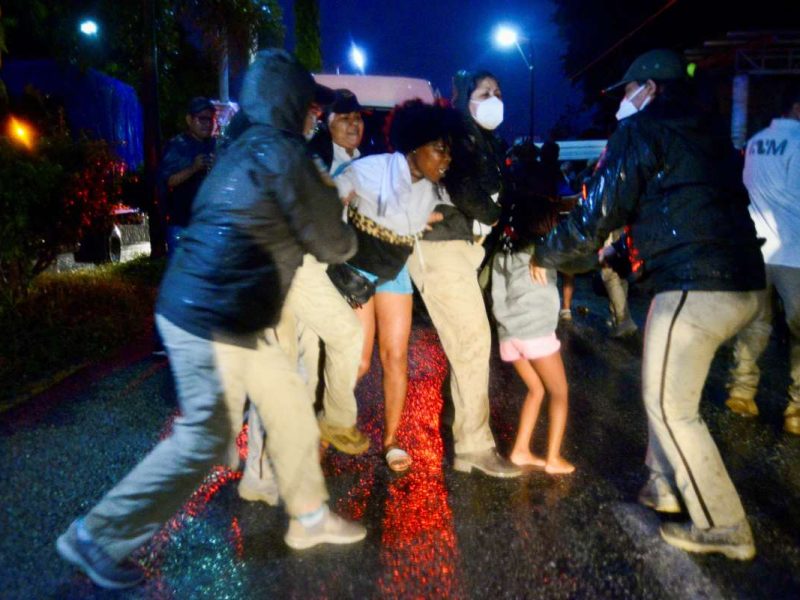 Las autoridades mexicanas realizan operativo para frenar caravana de migrantes centroamericanos y de otras naciones que intentan llegar a la capital, Ciudad de México, el 1 de septiembre de 2021