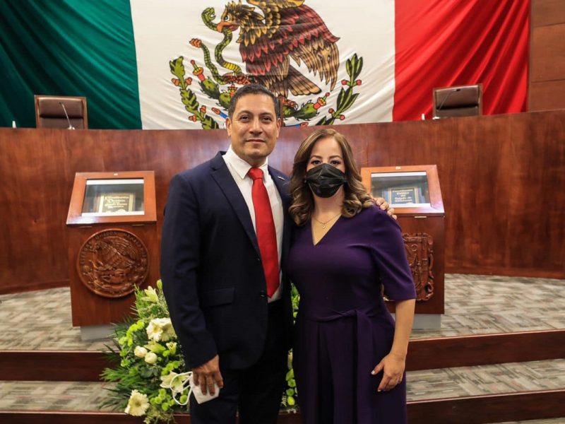 A la izquierda, José Juan Estrada, nuevo diputado migrante a nivel local en Zacatecas.