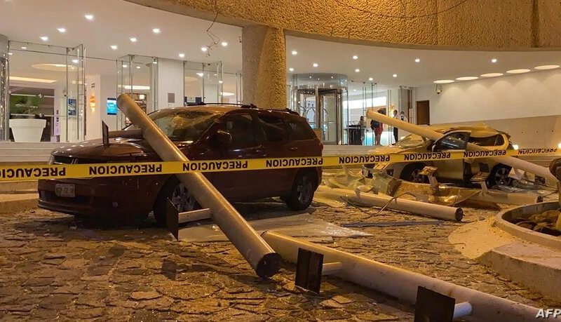 Autos se encuentran dañados afuera de un hotel después del temblor en Acapulco, estado de Guerrero, México el 7 de septiembre de 2021.