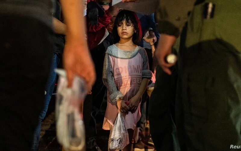 Una migrante menor de edad sin acompañantes de Hoduras después de cruzar el Río Grande en Texas.