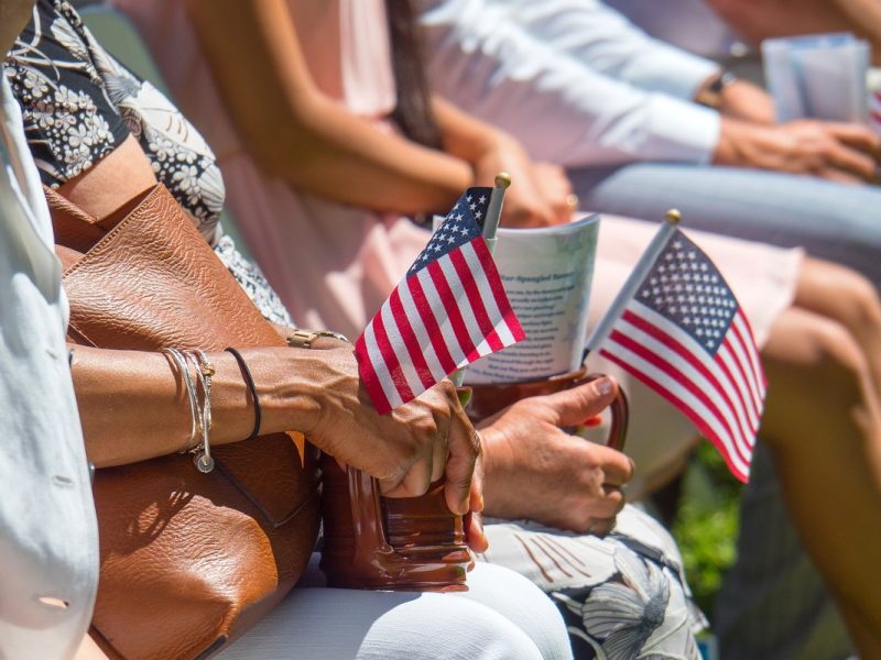A partir del 1 de octubre todas las personas que quieran tener la residencia permanente o la ciudadanía en Estados Unidos deberán recibir la vacuna contra el Covid-19.