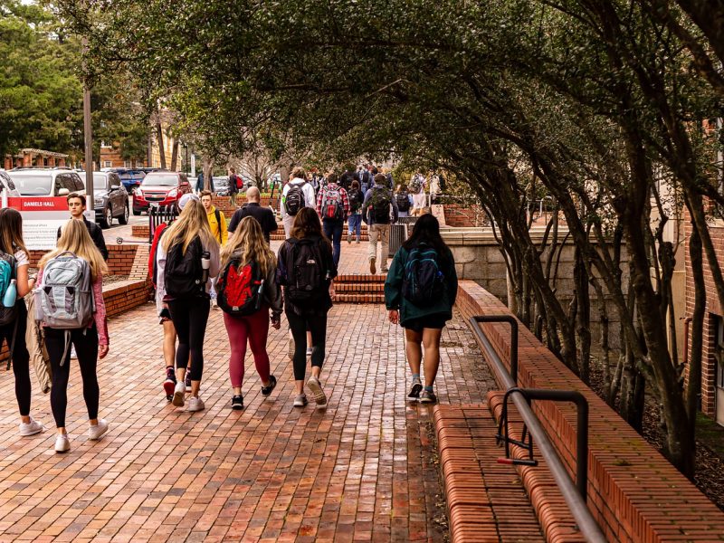 El regreso a clases presenciales y la falta de medidas sanitarias hicieron que los casos de Covid-19 en alumnos y maestros de las escuelas en Texas aumentara.
