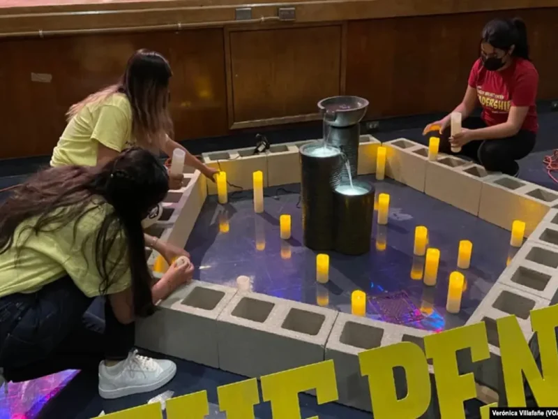 Estudiantes en Los Ángeles, California ilustran los ataques del 11S.