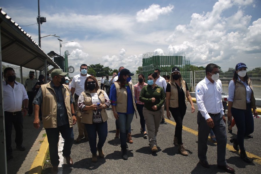 La Fuerza de Tarea de Atención al Migrante recorriendo la frontera entre Ciudad Hidalgo, en México, y Tecún Umán, Guatemala, para observar el flujo migratorio de familias y menores no acompañados de varias nacionalidades que cruzan por este punto fronterizo. | Foto: Twitter Ana García de Hernández.