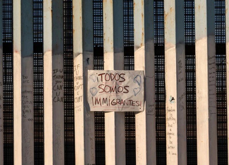 Letrero en Tijuana, en la frontera entre Estados Unidos y México en señal de apoyo para los migrantes.
