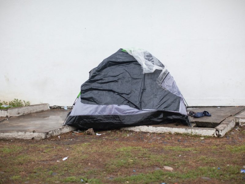 Algunos migrantes tienen la fortuna de tener familia en el país receptor, otros deben improvisar hogares o permanecer en refugios. Todas estas situaciones terminan ocasionando depresión en las personas en situación de movilidad.