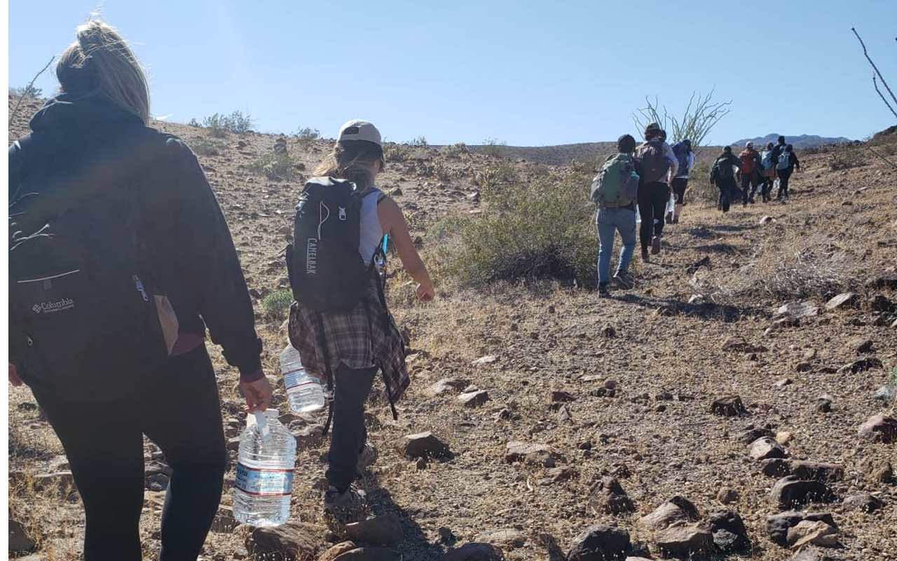 Además de brinda apoyo a los migrantes desaparecidos, dejen suministros para otras personas | Foto: Armadillo Búsqueda y Rescate