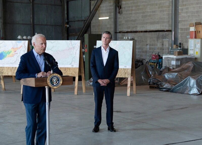 El presidente Joe Biden junto a Gavin Newsom en Sacramento, California, el 13 de septiembre de 2021.