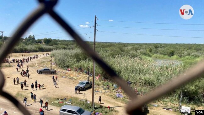 Tanto Texas como el gobierno federal están tomando diferentes medidas para atender la situación de miles de migrantes varados en la frontera con México.