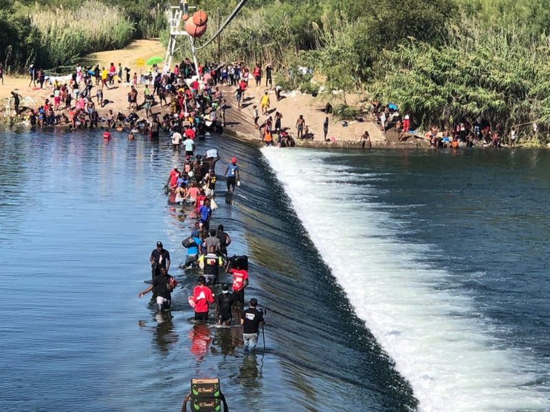 Miles de migrantes están atravesando México para llegar a un campamento en la frontera con Texas. Esperan solicitar asilo en USA.