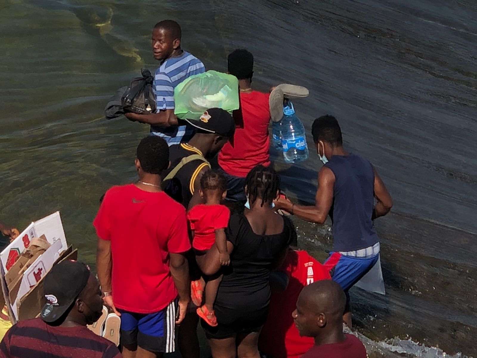 Algunas personas están viajando desde sus países de origen en familia sin importar las condiciones del camino. | Foto: Cortesía de Guillermo Flores.