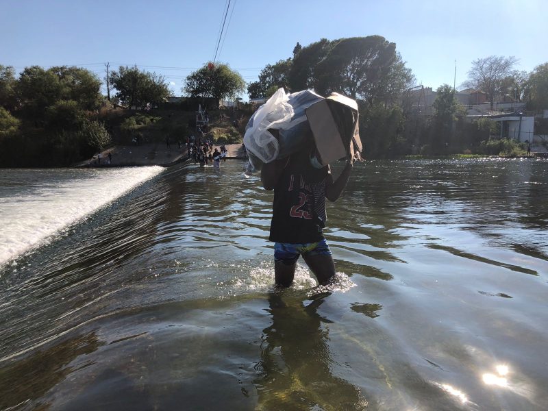 Mientras miles de migrantes siguen cruzando el Río Bravo, México y Texas están incrementando la seguridad en sus fronteras para impedir el paso de más migrantes.