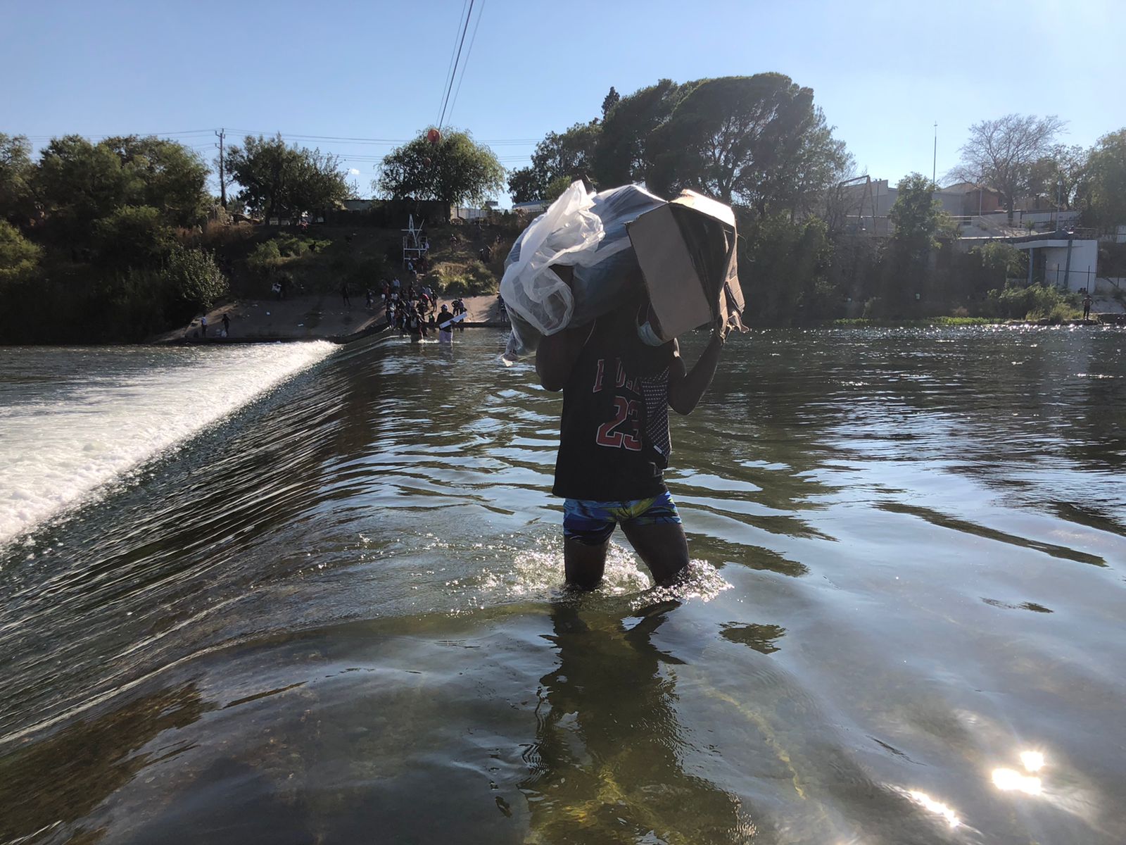 Mientras miles de migrantes siguen cruzando el Río Bravo, México y Texas están incrementando la seguridad en sus fronteras para impedir el paso de más migrantes. | Foto: Cortesía de Guillermo Flores.