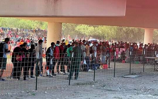 Miles de migrantes haitianos retenidos bajo un puente en Del Río, Texas. | Foto: Twitter @wilnermetelus.