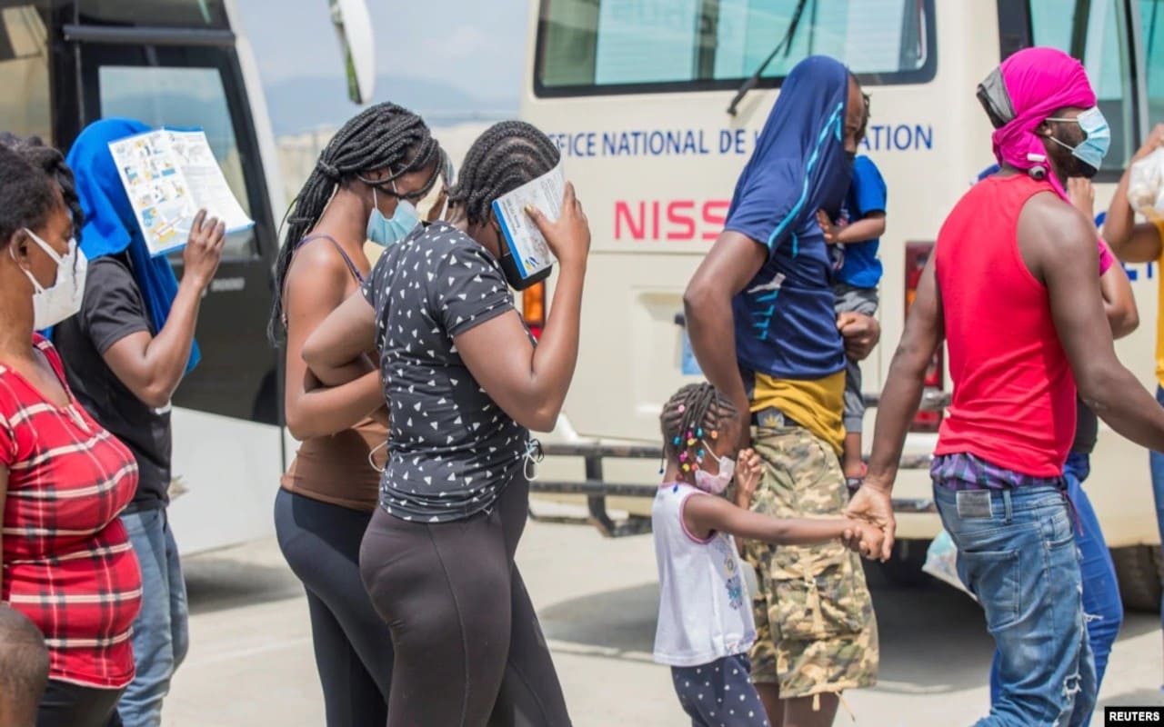 Acuña-Del Río no tiene capacidad para atender a miles de personas migrantes. | Foto: VOA / Reuters.