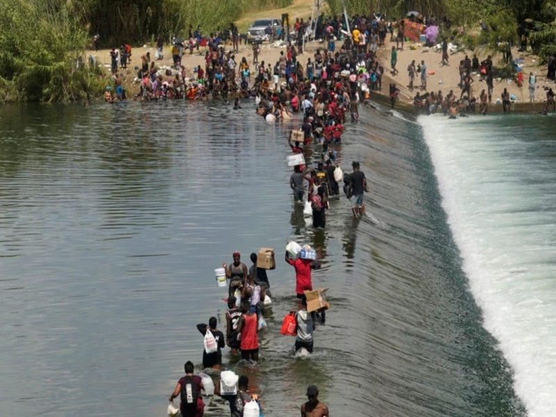 Gobierno de Joe Biden deja libres a miles de inmigrantes haitianos.