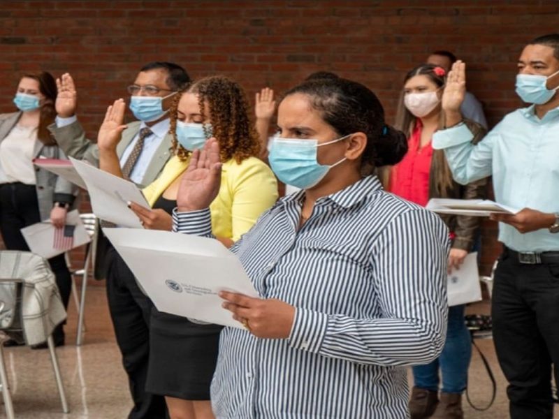 USCIS da 10 millones de dólares para promover naturalización de personas migrantes.