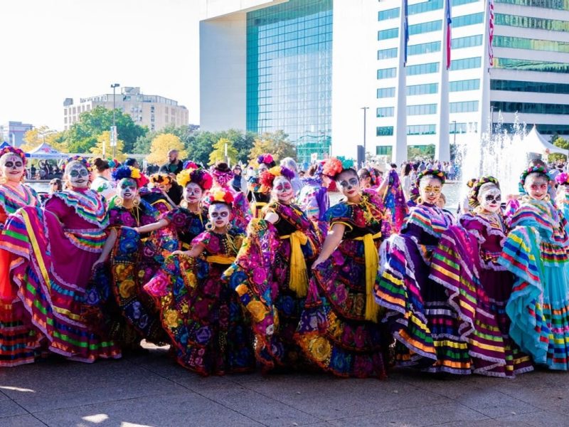 Regístrate y asiste al Desfile de Día de Muertos en Dallas, Texas.