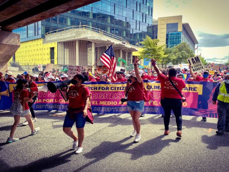 Migrantes marchan ante el Congreso; piden la ciudadanía en USA.