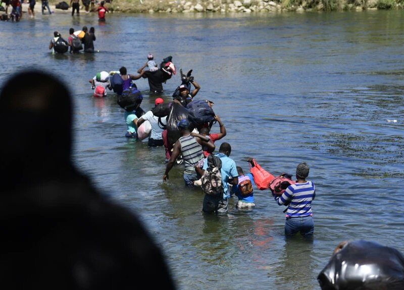 Muchos migrantes que permanecían varados en Del Río, Texas, han regresado a México; aquí, las autoridades migratorias también los están deportando.