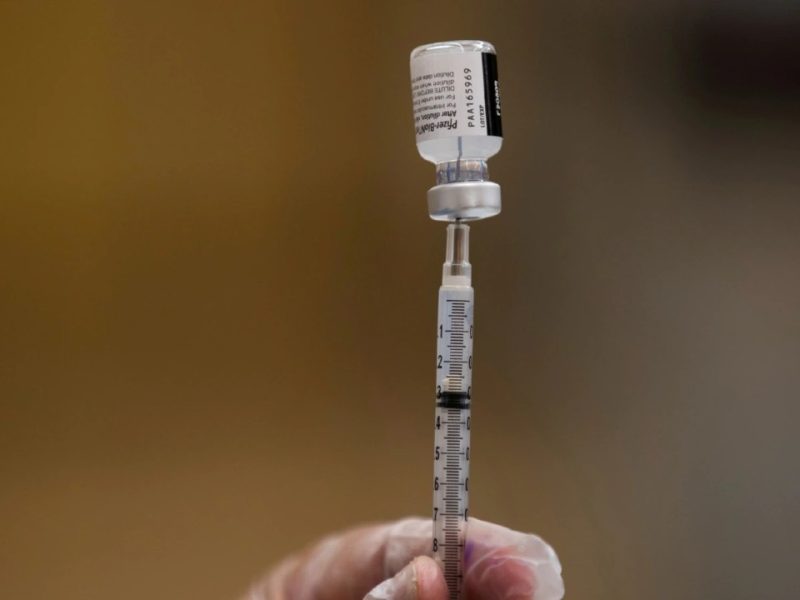 Las vacuna Pfizer es una de las aprobadas por la FDA. Son seguras y gratuitas.