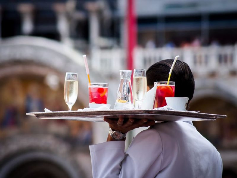 Latinos trabajan horas extras por la falta de personal en el sector restaurantero
