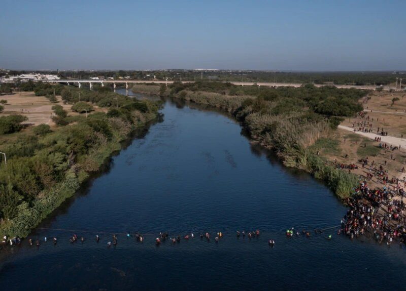 A pesar de las restricciones, migrantes de toda Latinoamérica siguen intentando cruzar la frontera entre México y Estados Unidos.