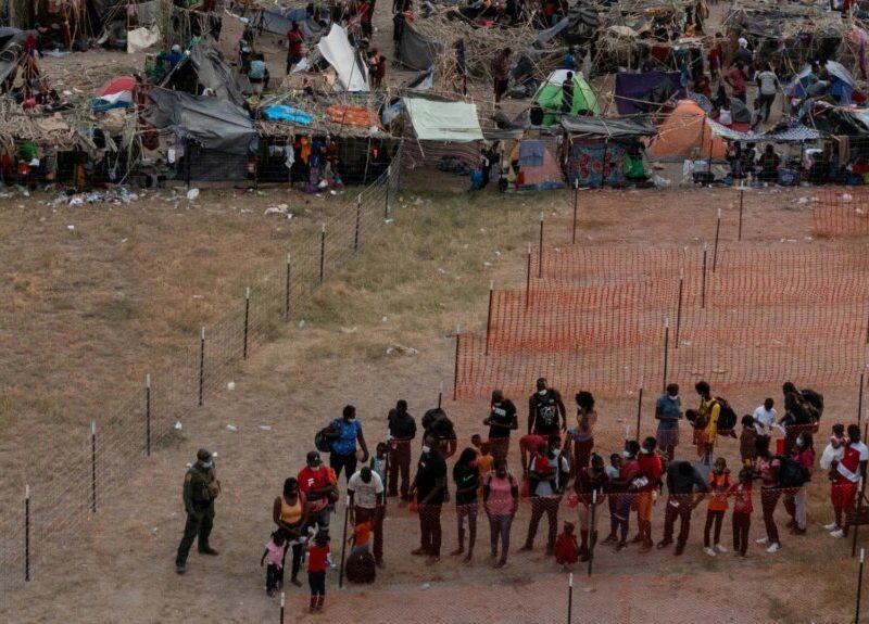 Una de las noticias más importantes en Estados Unidos el día de hoy es la liberación de más de 250 migrantes detenidos en Texas.