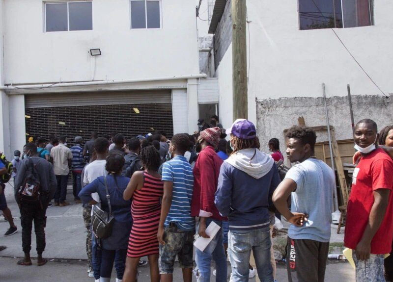 Como en Chiapas, miles de inmigrantes haitianos esperan ingresar a las oficinas de la Comisión Nacional para los Refugiados (COMAR) para solicitar asilo en Monterrey, México, el 27 de septiembre de 2021.