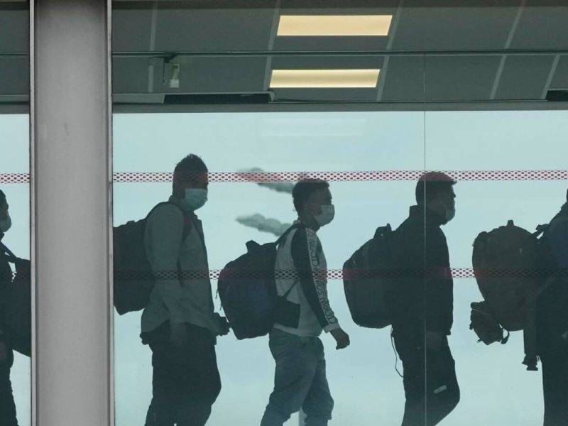 Solicitantes de asilo en Estados Unidos llegan a un aeropuerto procedentes de Kabul