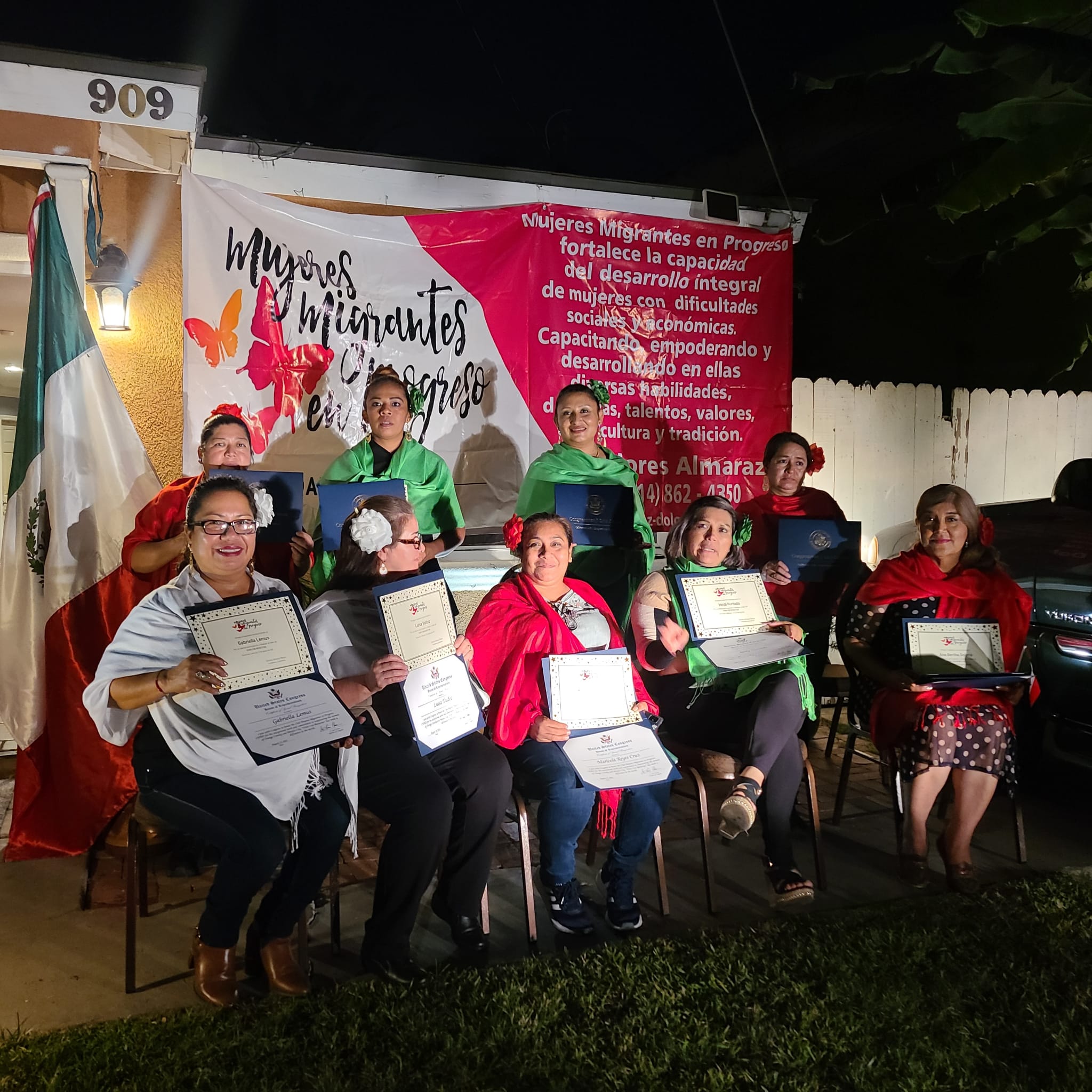 Las Mujeres Migrantes en Progreso recibieron un reconocimiento de parte del congresista Lou Correa por haber participado en el taller de desarrollo humano. Para Dolores Almaraz y sus compañeras, esto es un motivo más para seguir avanzando. | Foto: Cortesía.
