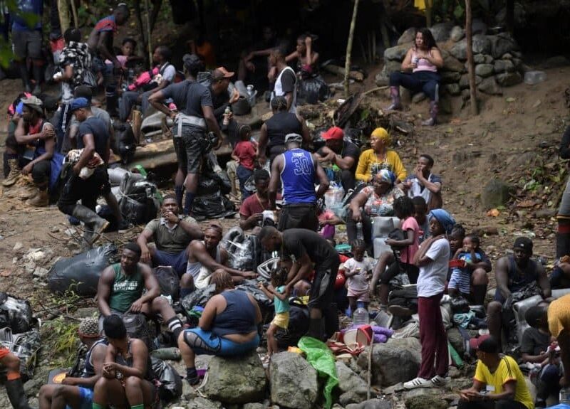 Cientos de migrantes esperan su turno para pasar la frontera entre Colombia y Panamá.