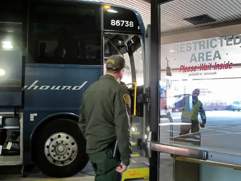 Greyhound anteriormente había insistido en que, aunque no le gustaban las inspecciones de inmigración, no tenía más remedio que permitirlas debido a la ley federal.