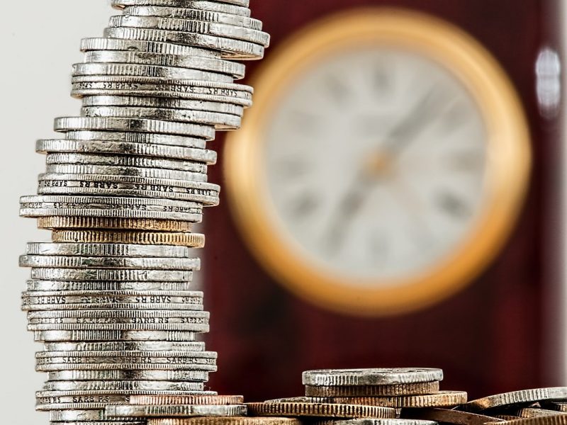 El cheque de estímulo llegará en forma de cheques impresos o depósitos directos a partir de mañana.