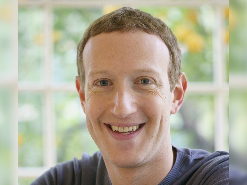 Mark Zuckerberg, CEO y creador de Facebook, sufrió pérdidas millonarias por la caída de la red social.